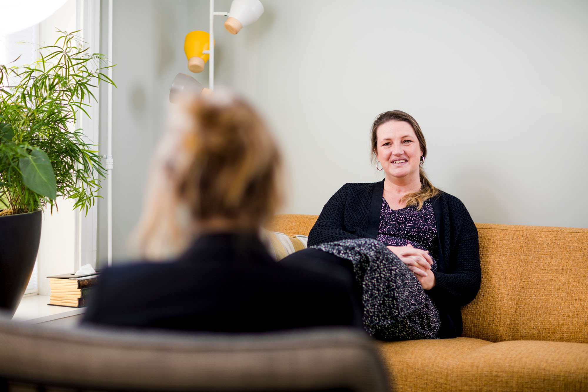 Natascha in gesprek in de bank in de werkkamer met een client