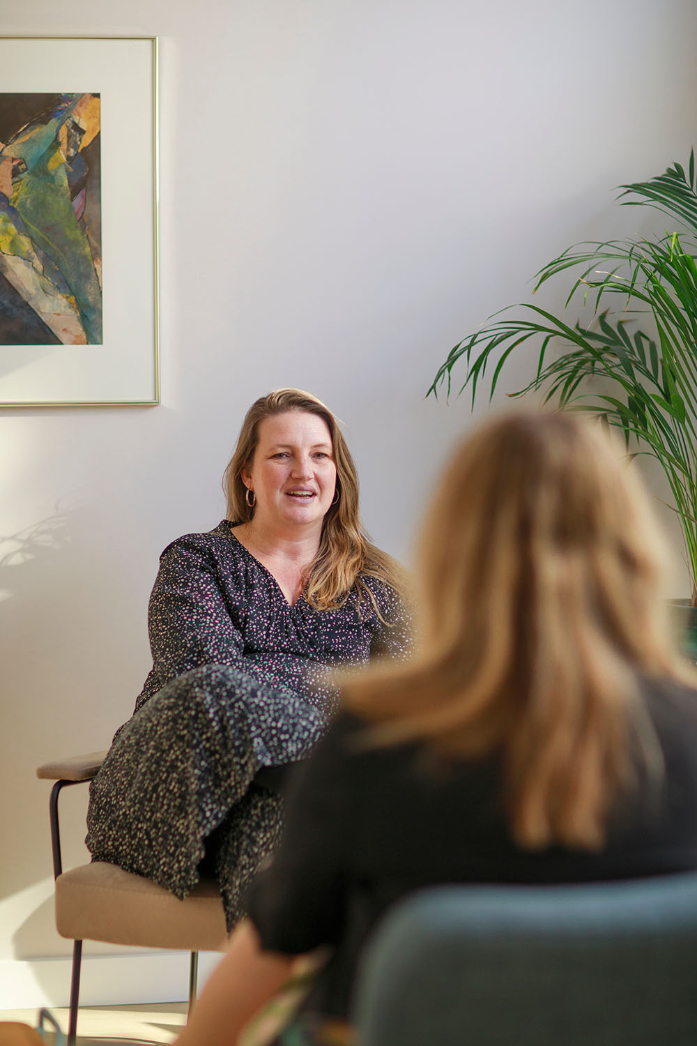 Natascha in gespre met client